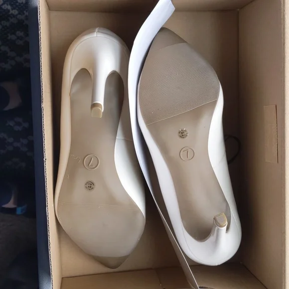 Classic Ivory Worthington heels - Picture 6 of 6